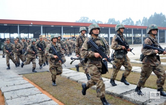 Soldiers of the division's panzer regiment of Nanjing Military Area Command (MAC) of the Chinese People's Liberation Army (PLA) took part in emergency military drill recently. (Source: NJ.81.cn)