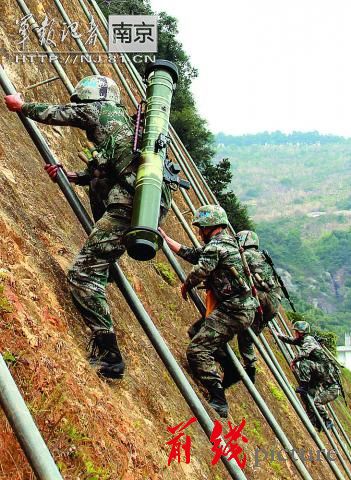 Soldiers of the division's panzer regiment of Nanjing Military Area Command (MAC) of the Chinese People's Liberation Army (PLA) took part in emergency military drill recently. (Source: NJ.81.cn)