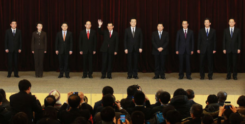 Newly elected Beijing Mayor Wang Anshun (center) waves at a news conference for the fi rst session of the 14th Beijing Municipal Peoples Congress, accompanied by the nine deputy mayors of the Chinese capital on Monday. CUI MENG / CHINA DAILY 