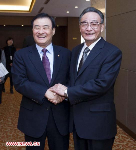 Wu Bangguo (R), chairman of the Standing Committee of the National People's Congress of China, meets with Speaker of the Republic of Korea's National Assembly Kang Chang Hee during the 21st annual meeting of the Asia-Pacific Parliamentary Forum (APPF) in Vladivostok, Russia, Jan. 28, 2013.(Xinhua/Wang Ye)