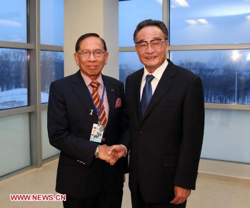 Wu Bangguo (R), chairman of the Standing Committee of the National People's Congress of China, meets with Malaysia's Senate President Abu Zahar during the 21st annual meeting of the Asia-Pacific Parliamentary Forum (APPF) in Vladivostok, Russia, Jan. 29, 2013.(Xinhua/Liu Weibing)