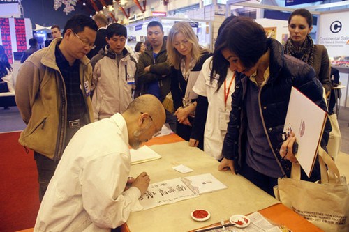 Visitors line up for calligraphic work by the Chinese artist Fan Dachuan at the 2012 London Book Fair. China was honored as the Market Focus country for the fi rst time, with books about Chinese language and learning calligraphy being popular at the fair.