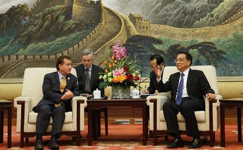 Vice-Premier Li Keqiang meets Ed Royce, chairman of the House Committee on Foreign Affairs, at the Great Hall of the People on Thursday. Royce is leading a US congressional delegation to China. [Xu Jingxing / China Daily]