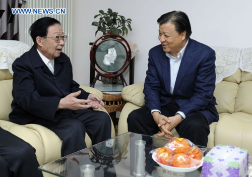 Liu Yunshan(R), a member of the Standing Committee of the Political Bureau of the Communist Party of China (CPC) Central Committee, visits film director Xie Tieli, honorary chairman of China Film Association in Beijing, capital of China, Jan. 31, 2013. (Xinhua/Zhang Duo)