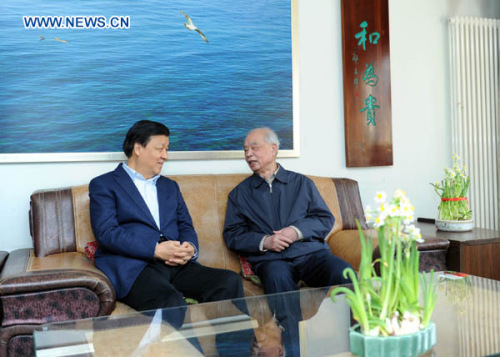 Liu Yunshan(L), a member of the Standing Committee of the Political Bureau of the Communist Party of China (CPC) Central Committee, visits Shao Huaze, honorary chairman of the All-China Journalists Association(ACJA) in Beijing, capital of China, Feb. 1, 2013. (Xinhua/Zhang Duo)