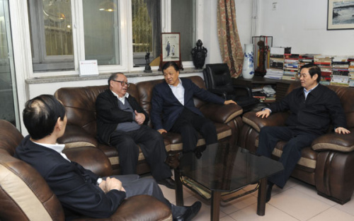 Liu Yunshan(2nd R), a member of the Standing Committee of the Political Bureau of the Communist Party of China (CPC) Central Committee, visits Xing Bisi(2nd L), former chief editor of Qiushi Journal, the organ of the Central Committee of the Communist Party of China(CPC), in Beijing, capital of China, Jan. 31, 2013. (Xinhua/Rao Aimin)