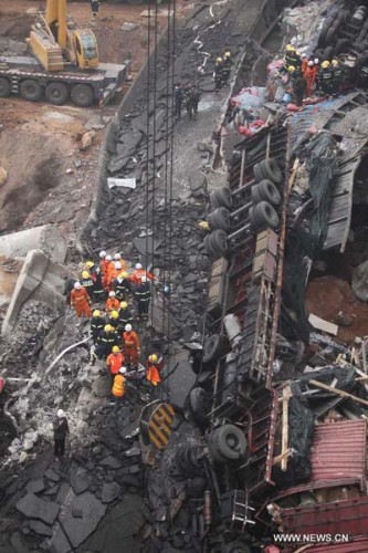 Rescuers work at the accident site where an 80-meter-long section of an expressway bridge collapsed due to a truck explosion in Mianchi County, Sanmenxia, central China's Henan Province, Feb.1, 2013.(Xinhua/Zhang Xiaoli)