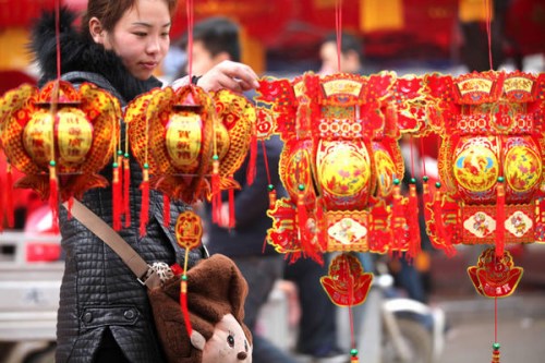 Shopping for decorative lanterns is popular now, since the New Year celebration ends with the Lantern Festival. [Photo/Xinhua]