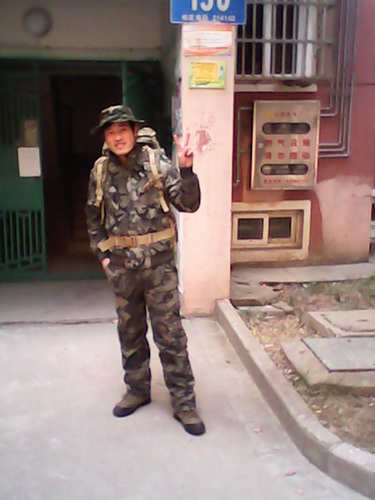 Wang Gangwei poses on Jan 12 as he leaves Wuxi in Jiangsu province to walk to his hometown in Shaanxi province. [PROVIDED TO CHINA DAILY]