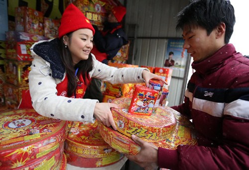 A man buys fi reworks at a certifi ed store in Beijing in preparation for the upcoming Spring Festival. Sales of fi reworks started on Tuesday at 1,337 certifi ed stores across the city. [CAO BOYUAN / FOR CHINA DAILY]