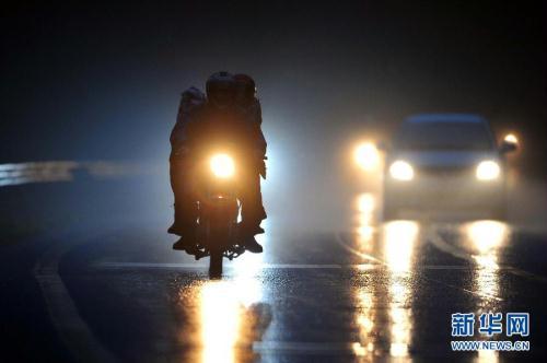 In south Chinas Guangdong Province and the Guangxi Zhuang Autonomous Region, unexpected drizzle has caused a number of motorbike accidents.