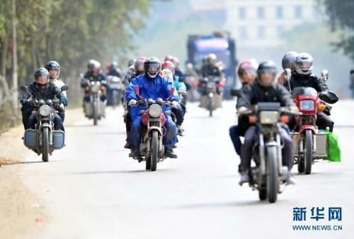 In south Chinas Guangdong Province and the Guangxi Zhuang Autonomous Region, unexpected drizzle has caused a number of motorbike accidents.