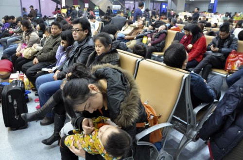 About 9,000 passengers were stranded at Chengdu Shuangliu International Airport by 7 am on Wednesday after fog forced the airport to close at 2:30 am. [LU JUNMING / FOR CHINA DAILY]