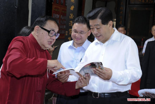 Jia Qinglin (R, front), chairman of the National Committee of the Chinese People's Political Consultative Conference, communicates with a local Chinese community leader at the ethnic Fujian clan hall in Malacca, Malaysia, Feb. 6, 2013. (Xinhua/Zhang Duo)