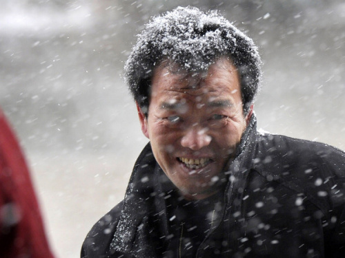 A pedestrian walks in the snow that hit Nanjing, capital of Jiangsu province, on Thursday. [YANG DUODUO / FOR CHINA DAILY]