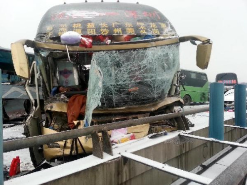 Photo taken on Feb. 8, 2013 shows a pile-up scene on the Changde-Zhangjiajie Expressway in Changde, central China's Hunan Province. Eleven people died and 68 others were injured after multiple vehicles piled up in the Changde section of the Changde-Zhangjiajie Expressway on Friday morning, traffic authorities said. (Xinhua/Zhou Xing)