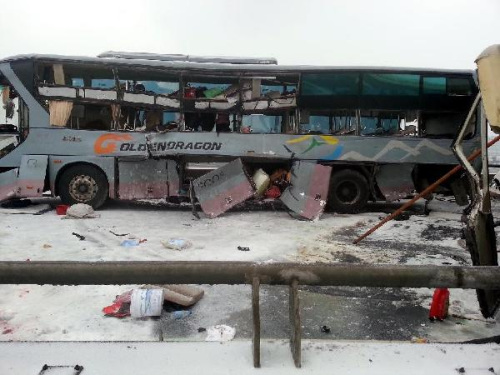 Photo taken on Feb. 8, 2013 shows a pile-up scene on the Changde-Zhangjiajie Expressway in Changde, central China's Hunan Province. (Xinhua/Zhou Xing)