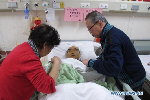 Sasaki Atsuko (L) takes care of her husband Zhuang Zedong (C) in Beijing, capital of China, Feb. 10, 2013. Zhuang Zedong, a former Chinese table tennis player known for his participation in Sino-U.S. Ping-Pong Diplomacy in the 1970s, died at the age of 73 in Beijing on Feb. 10, 2013. (Xinhua/Tang Shizeng)