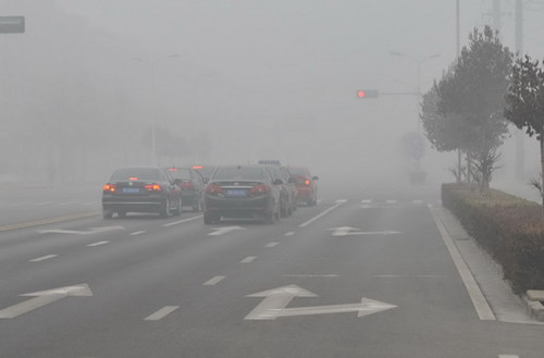 Heavy smog is seen in Shijiazhuang, Hebei province, Feb 17. Fresh smog shrouded Beijing and some other provinces in China early on Sunday, disrupting highway traffic and flights. [Photo / Xinhua] 