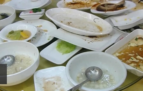 This year saw less orders for luxury gourmet delicacies, such as shark fin. Some waiters even offered advice on avoiding too many leftovers.(Photo/snapshot from CCTV)