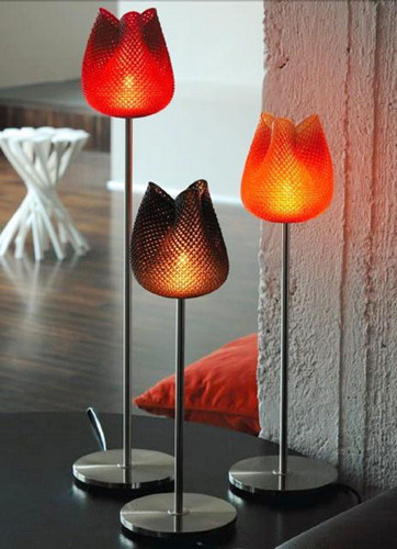 Tulip table lamps, made by Materialise NV, a Belgium-based company focusing on 3D printing services, on show in Shanghai. A report on the development of 3D printing is expected to receive the central government's green light and funding support, a move that will encourage more small and medium-sized companies to enter the promising industry. [Photo/China Daily]