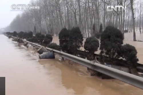 The irrigation water duct at the Quting Reservoir caved in early on Friday, leading to the partial collapse of its dam walls and causing floods. (Photo: snapshot from CCTV)