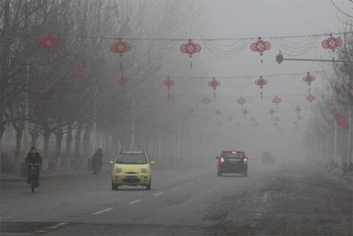 Airplanes wait in fog at the Beijing Capital International Airport in Beijing, capital of China, Feb. 17, 2013. (Xinhua/Ma Ruzhuang)