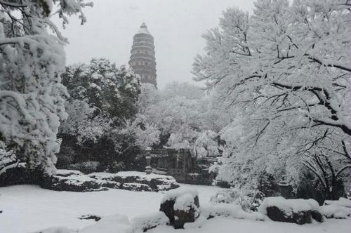 Photo taken on Feb. 19, 2013 shows snow scenery at Huqiu Mountain scenic spot in Suzhou, east China's Jiangsu Province. A snowstorm hit Jiangsu province on Feb. 19 morning and local meteorological bureau has issued a blue alert for the snowfall. (Xinhua/Hang Xingwei)