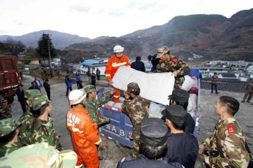 Rescuers carry the relief matierals after an earthquake in Yaoshan Township of Zhaotong City, southwest China's Yunnan Province, Feb. 19, 2013. Eight people were injured in Yunnan's Qiaojia County when a 4.9-magnitude quake jolted a border area near southwest China's Sichuan and Yunnan provinces at 10:46 a.m. Tuesday, local authorities said. The quake has toppled 26 houses and damaged 255 others in Yunnan's Qiaojia county, the county government said. (Xinhua/Yan Keren) 