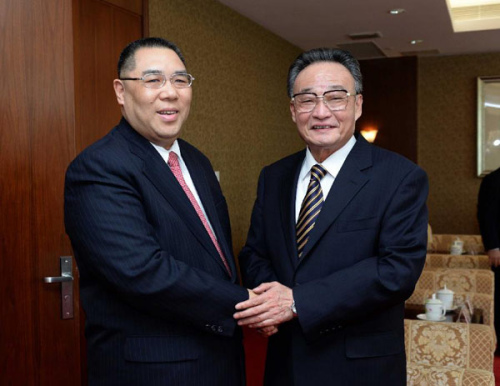 Wu Bangguo (R), chairman of the National People's Congress (NPC) Standing Committee, shakes hands with Chui Sai On, chief executive of Macao Special Administrative Region, during a meeting in Macao, south China, Feb. 20, 2013. (Xinhua/Ma Zhancheng)