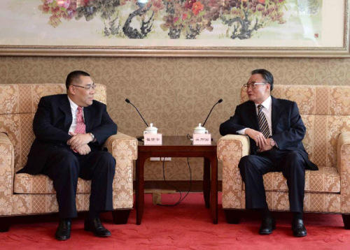 Wu Bangguo (R), chairman of the National People's Congress (NPC) Standing Committee, meets with Chui Sai On, chief executive of Macao Special Administrative Region, in Macao, south China, Feb. 20, 2013. (Xinhua/Ma Zhancheng)