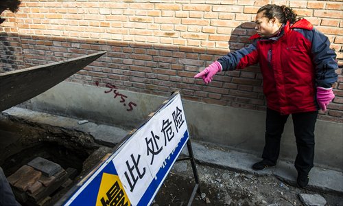 A sign warns of danger next to a 1.5-meter sinkhole in Jijiamiao village, Fengtai district. Villagers allege it was caused by construction of Subway Line 10. Photo: Li Hao/GT 