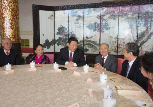 Xi Jinping (C), General Secretary of the Communist Party of China (CPC) Central Committee, talks with noted intellectuals during a gala to celebrate China's traditional Lantern Festival at the Great Hall of the People in Beijing, capital of China, Feb. 23, 2013. The CPC Central Committee hosted a gala on Saturday evening to celebrate the Lantern Festival, which falls on Feb. 24 this year. (Xinhua/Li Xueren) 