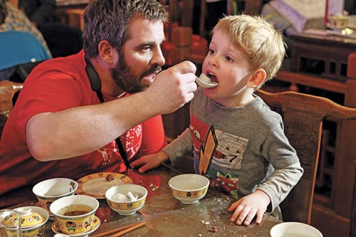 Glutinous rice balls prove a popular Lantern Festival treat at the Laoshe Teahouse in Beijing on Sunday. [Wang Peng / Xinhua]