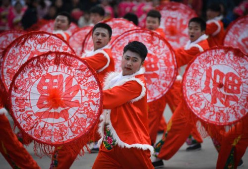 Performers present Yangge dance, a popular rural Chinese folk dance, at an annual gala occasion to celebrate the traditional Lantern Festival in Yan'an City, northwest China's Shaanxi Province, Feb. 24, 2013. Chinese people received the Lantern Festival on Feb. 24, the 15th day of the first lunar month this year. (Xinhua/Liu Xiao)