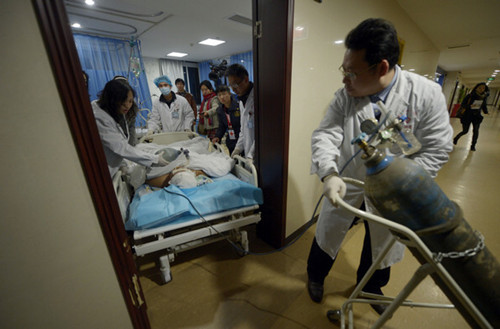 Wang Qingyong, a migrant worker from Jiangsu province, is rushed into surgery in Chongqing on Jan 19. Wang died and his family agreed to donate his organs. [RAN WEN / FOR CHINA DAILY]