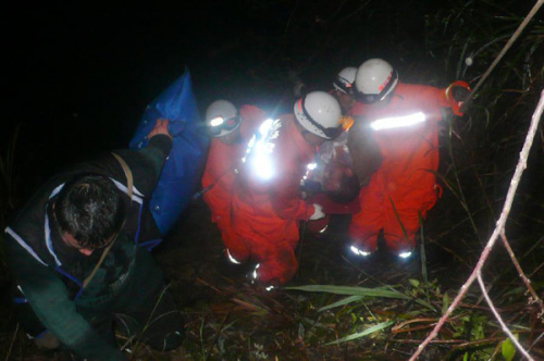 Rescuers work at the accident site where a minibus ran off a road in Libo County, southwest China's Guizhou Province, Feb. 26, 2013. Seven people were killed and two others injured as the minibus fell off a 250 meter deep cliff early Tuesday, rescuers said. (Xinhua/Zhou Hao) 