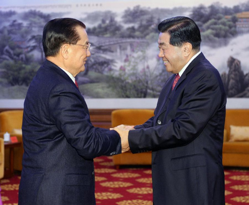 Jia Qinglin (R), chairman of the National Committee of the Chinese People's Political Consultative Conference, shakes hands with Honorary Chairman of the Kuomintang Lien Chan, in Beijing, capital of China, Feb. 26, 2013. (Xinhua/Li Tao) 