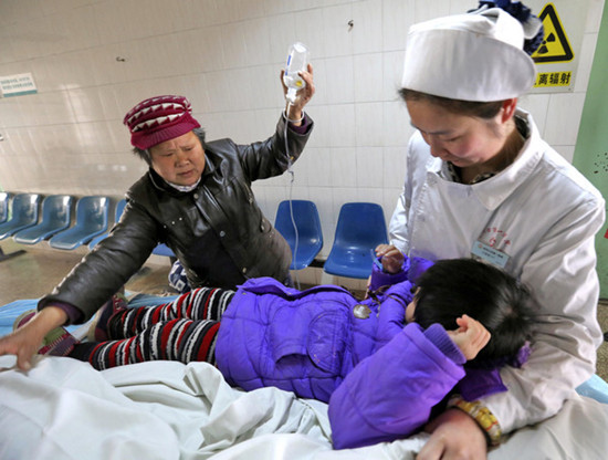 An injured pupil receives treatment at a hospital in Xiangyang, Hubei province, on Wednesday after four pupils were killed in a stampede at an elementary school. [PHOTO BY XINHUA]