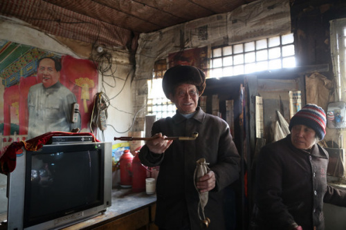 Tang Rongbin (left) and his wife are hopeful their lives will improve after Party chief Xi Jinping's surprising visit to their house in Fuping county, Hebei province, on Dec 30. The poverty-stricken county will receive 300 million yuan ($47.77 million) per year on average, which is 1.5 times the total it has been off ered in the past 20 years combined. [HOU SHAOQING / FOR CHINA DAILY] 