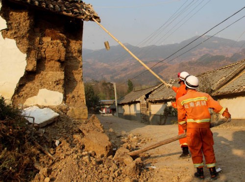 Firefighers work in the earthquake stricken area in in Eryuan county, Yunnan province on March 3. [Photo/Xinhua]