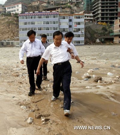 Chinese Premier Wen Jiabao (Front) inspects the landslides-hit Zhouqu County, Gannan Tibetan Autonomous Prefecture in northwest China's Gansu Province, Aug. 9, 2010. (Xinhua File Photo/Li Xueren)