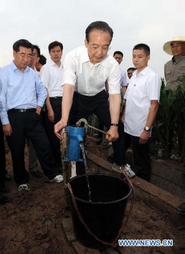 Chinese Premier Wen Jiabao (front) pumps water to irrigate a cotton field in Xinzhou Village, Liulinzhou Town of Yueyang City in central China's Hunan Province, June 2, 2011. Wen made an inspection tour in the drought-striken provinces of Jiangxi, Hunan and Hubei from June 2 to 4. (Xinhua File Photo/Li Tao)