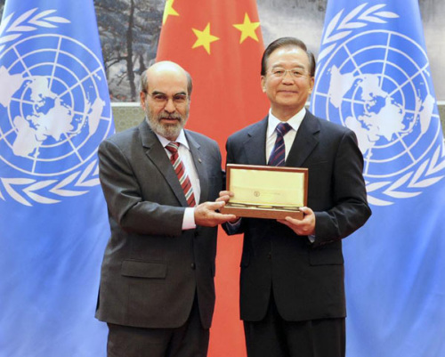 Chinese Premier Wen Jiabao (R) is awarded the United Nations Food and Agriculture Organization (FAO)'s Agricola Medal by FAO's General Director Jose Graziano da Silva at the Great Hall of the People in Beijing, China, Oct. 2, 2012. (Xinhua File Photo/Xie Huanchi)