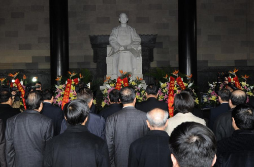 eople stand in front of the statue of Dr. Sun Yat-sen at Dr. Sun Yat-sen's Mausoleum in Nanjing, capital of east China's Jiangsu Province, March 12, 2013. People gathered here on Tuesday to commemorate the 88th anniversary of the passing away of Dr. Sun Yat-sen, a revered revolutionary leader who played a pivotal role in overthrowing imperial rule in China. (Xinhua/Han Yuqing)