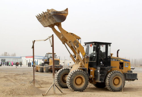 A man learns to drive a forklift truck during a training session in Hami, March 11, 2013. [Photo/Asianewsphoto]