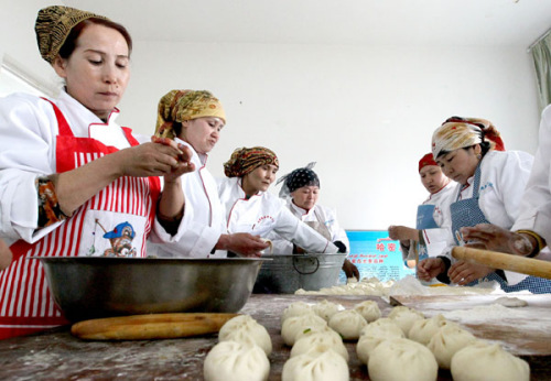 Women practice making steamed stuffed bans in Huayuan county, March 11, 2013. [Photo/Asianewsphoto]