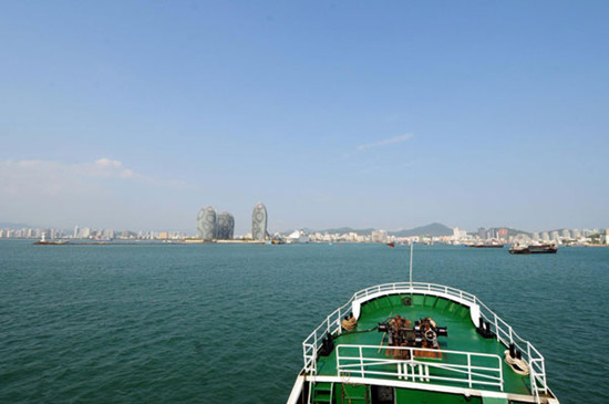 A China Marine Surveillance (CMS) detachment approaches the port of Sanya after finishing an airborne and seaborne patrol of the Xisha Islands in the South China Sea on Thursday. [Photo/Xinhua] 