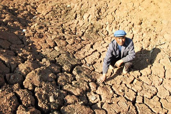 A parched pond in Weining county, Guizhou province, shows the severity of a drought hitting southwestern areas. Photo by Yang Wenbin / For China Daily