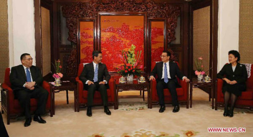 Chinese Premier Li Keqiang (2nd R) meets with CY Leung (2nd L), chief executive of Hong Kong Special Administrative Region, and Chui Sai On (L), chief executive of Macao Special Administrative Region, in Beijing, capital of China, March 18, 2013. (Xinhua Photo)